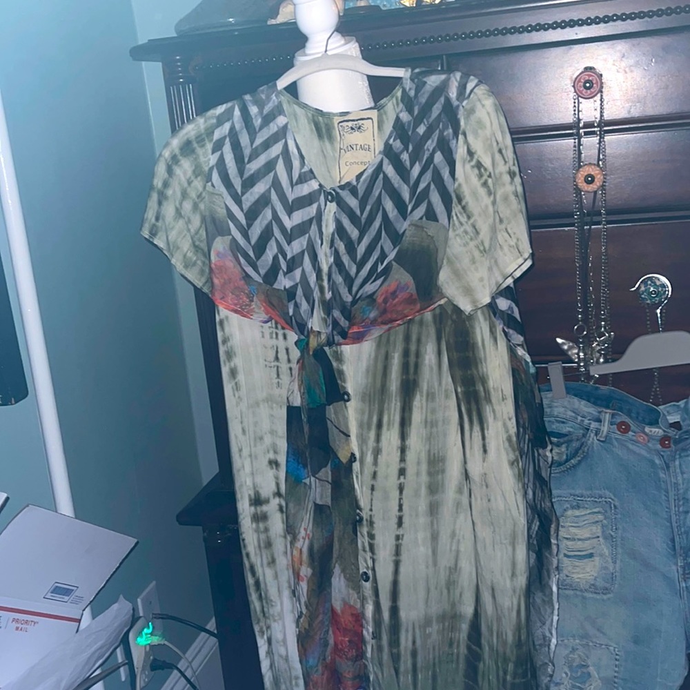 Not a fussy dress. A dress that can be worn on beach or out to dinner.
